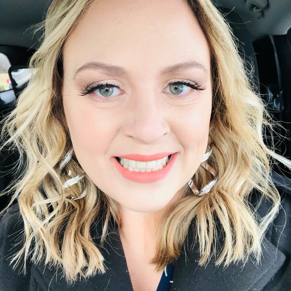 Meet your Posher, Laura - Picture 1 of 1